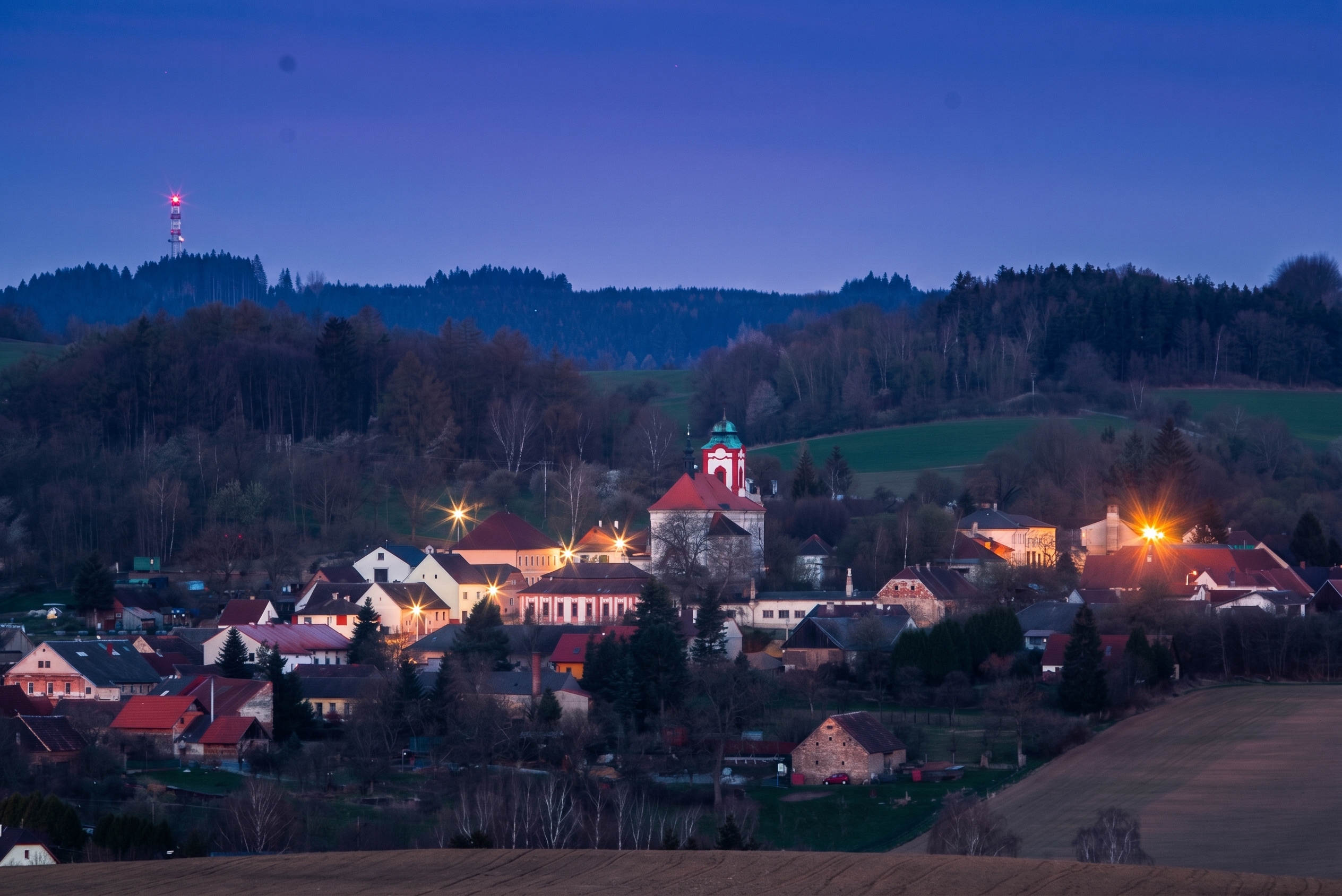 Podzimní krajina Plánicka s kopci a kostelem